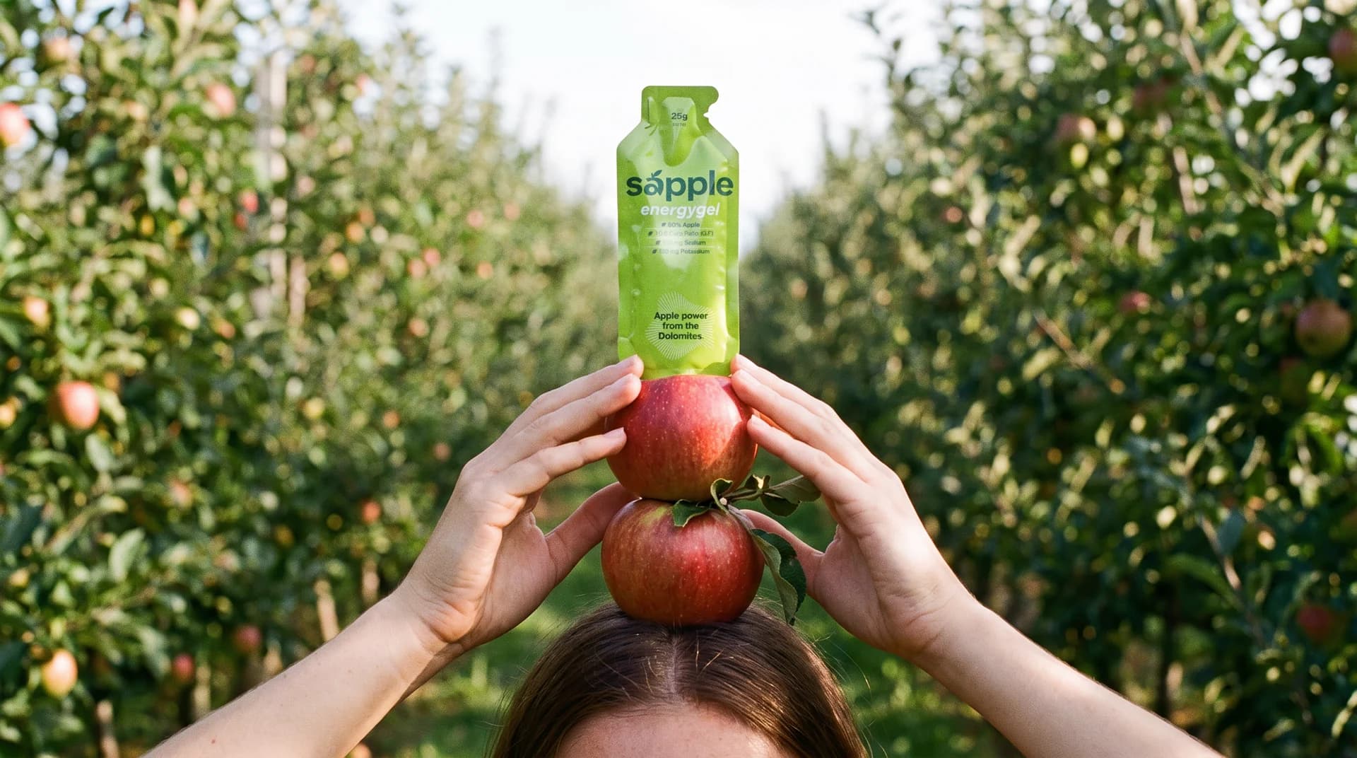 Gel sapple Power in mano davanti allo scenario delle Dolomiti