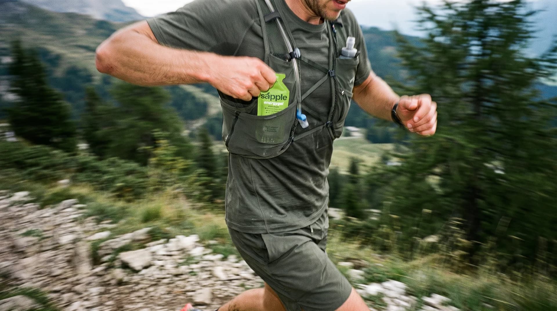 Trail runner in corsa sulle montagne dell'Alto Adige